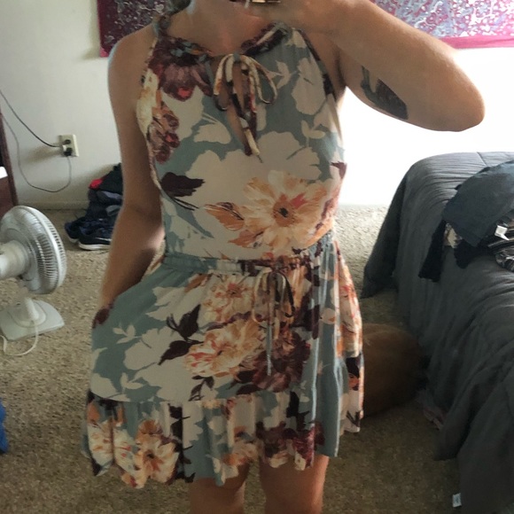Super Cute & Flowy Summer Dress - Picture 3 of 7